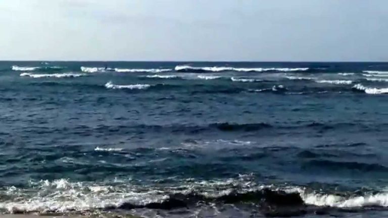 Diamond Head Strand in Hawaii auf Oahu nahe Waikiki – Ruhig und windig