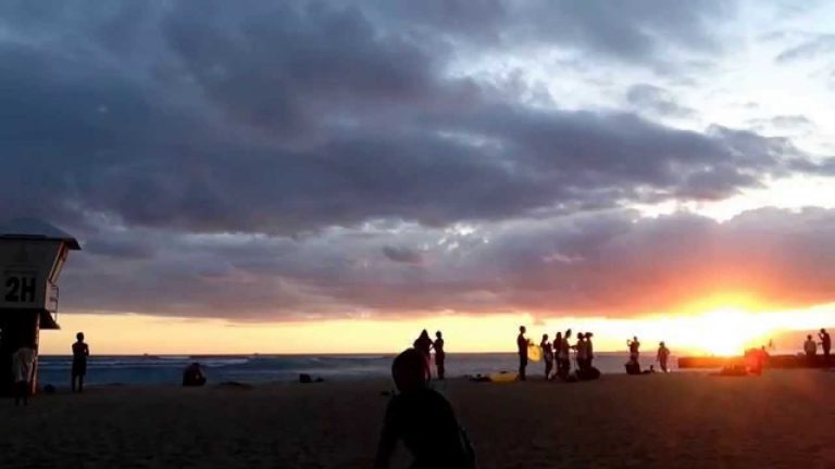 Sonnenuntergang am Kaimanas Strand in Hawaii auf Oahu in Waikiki