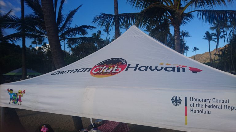 Deutscher Strandtisch – Buntes Picknick mit deutscher Sprache und deutschem Essen