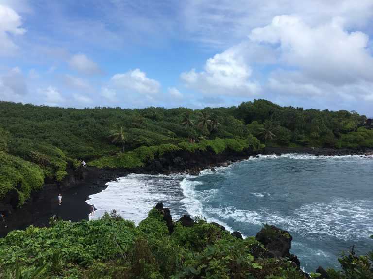 schwarzer Strand auf Maui