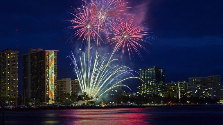 Silvester in Hawaii – Feuerwerk, Luau und hawaiianisches Essen
