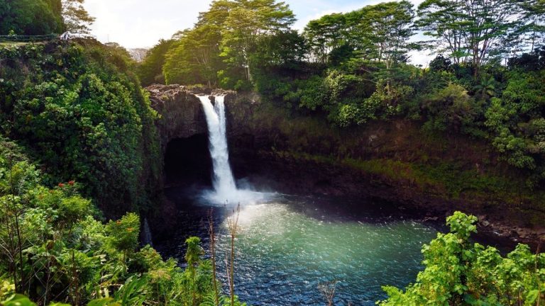 Besuche einen Wasserfall auf Big Island-Hawaii